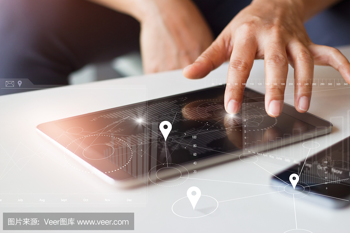 商人使用平板電腦和智能手機與全球網(wǎng)絡全球連接技術在虛擬屏幕